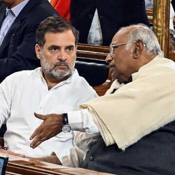 कांग्रेस ने मनाया ‘संविधान बचाओ दिवस’, आरएसएस-भाजपा पर संविधान पर हमले का आरोप लगाया