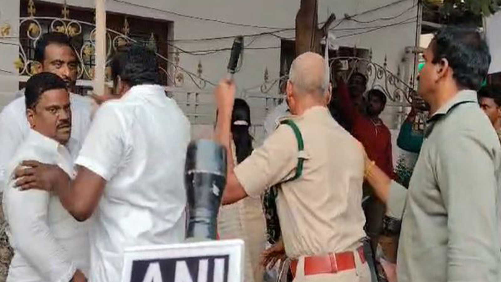 टीडीपी कार्यकर्ताओं का वाईएसआर कांग्रेस पार्टी के गुंटूर कार्यालय पर हमला किया: 