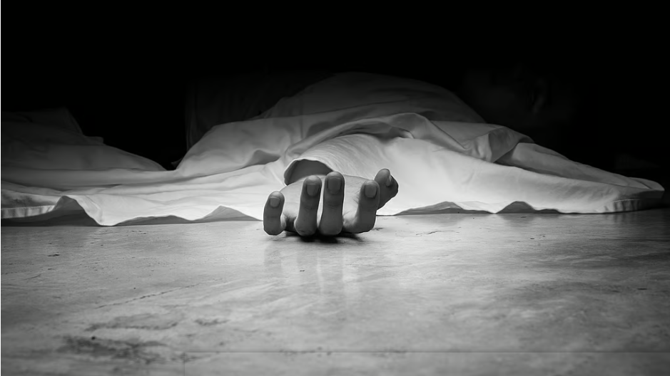 रूह कंपा देने वाली घटना: पत्नी को जिंदा जलाया, बचाने आई बेटी को भी आग की ओर धकेला