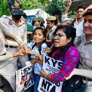 NEET-UG पेपर लीक पर देशभर में बवाल: छात्रों का प्रदर्शन, विपक्ष ने मांगा जवाब