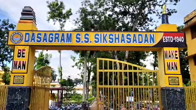 सबंग के स्कूल से माध्यमिक परीक्षार्थी का फंदे से लटकता शव बरामद