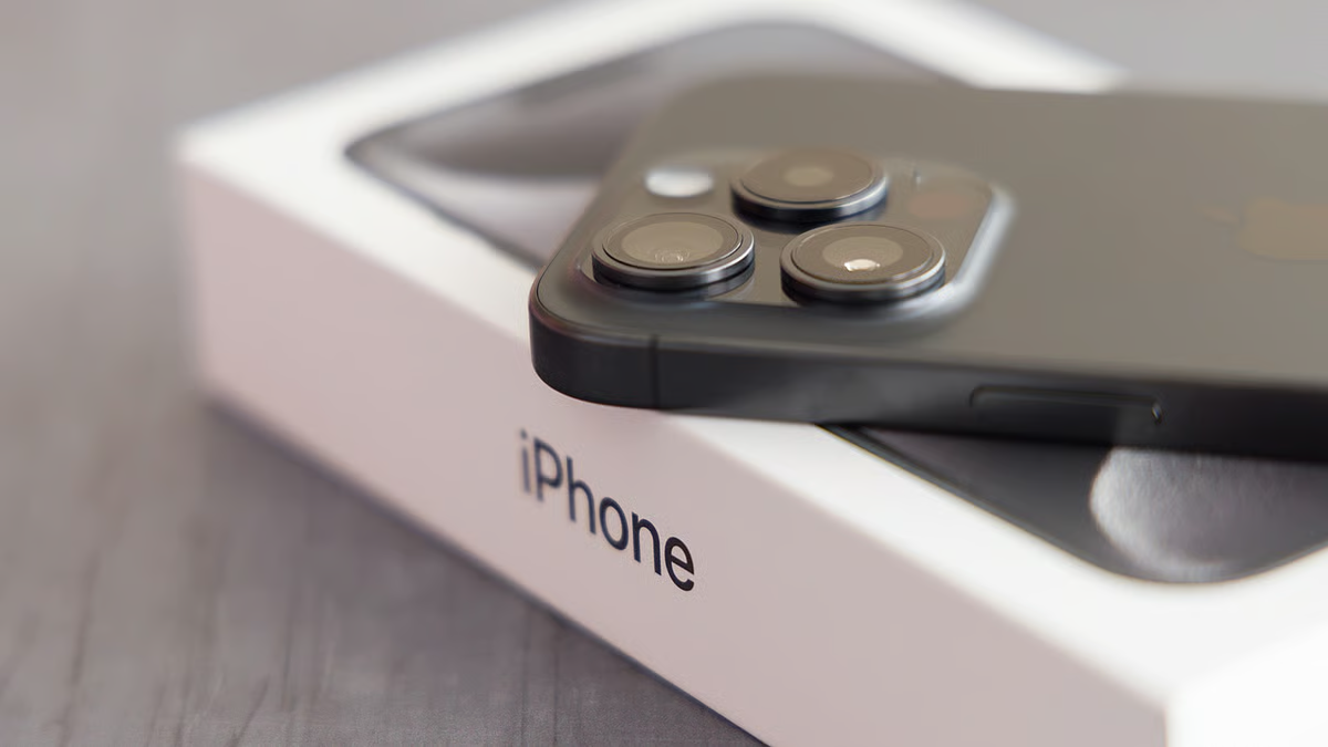 बैग खुलते ही उसमें से मिला आईफोन 16 प्रो मैक्स! कई महंगे फोन समेत 1 गिरफ्तार