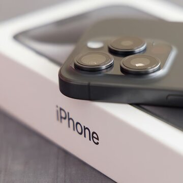 बैग खुलते ही उसमें से मिला आईफोन 16 प्रो मैक्स! कई महंगे फोन समेत 1 गिरफ्तार