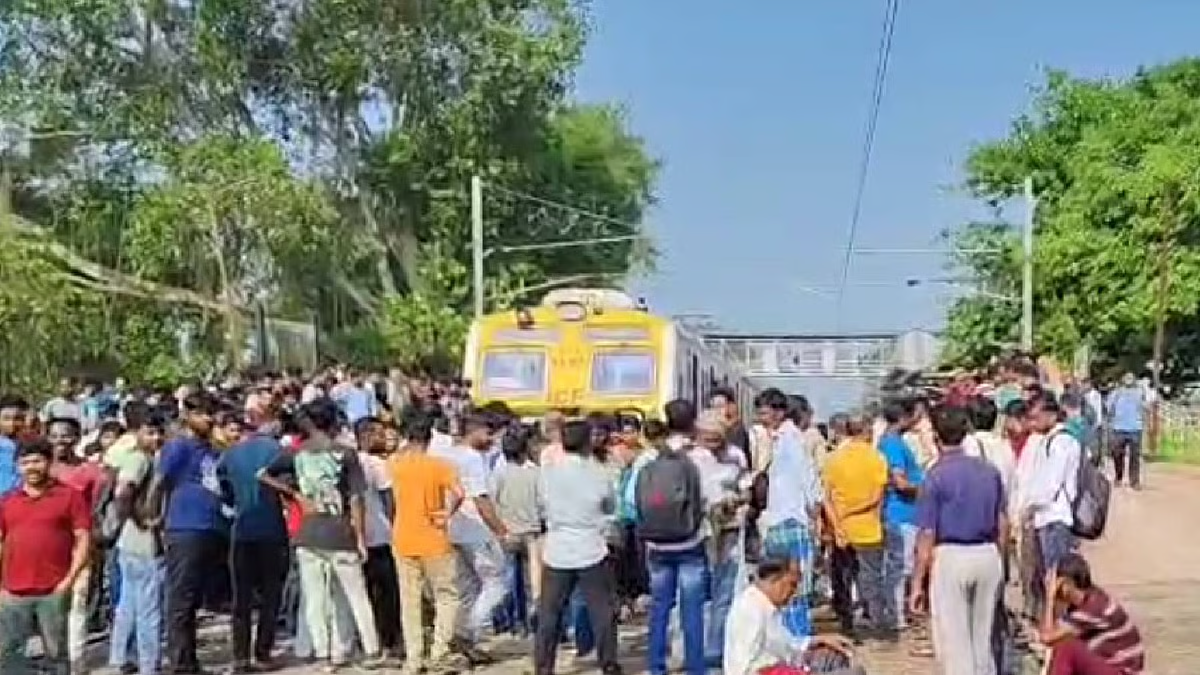 प्रतिदिन ट्रेन लेट - विरोध में आमता शाखा में यात्रियों का प्रदर्शन, रेलवे लाइन पर बैठे लोग