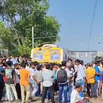 प्रतिदिन ट्रेन लेट - विरोध में आमता शाखा में यात्रियों का प्रदर्शन, रेलवे लाइन पर बैठे लोग