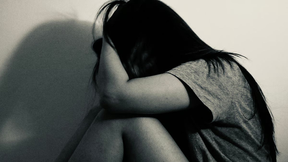 पीड़िता को दोस्त तक पहुंचाने वाले दो युवक भी अब हिरासत में हैं!