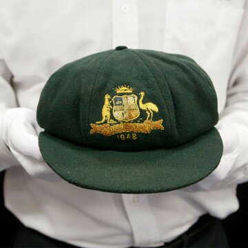 डोनाल्ड ब्रैडमैन की बैगी ग्रीन टोपी 460,000 ऑस्ट्रेलियाई डॉलर में बिकी