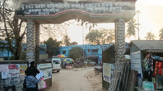 बारासात में SIR की सुनवाई के दौरान लाइन में खड़ा व्यक्ति बेहोश होकर गिरा, मौत