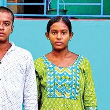 आग में खो दिया परिवार, भाई-बहन की देखभाल कर रहे पड़ोसी