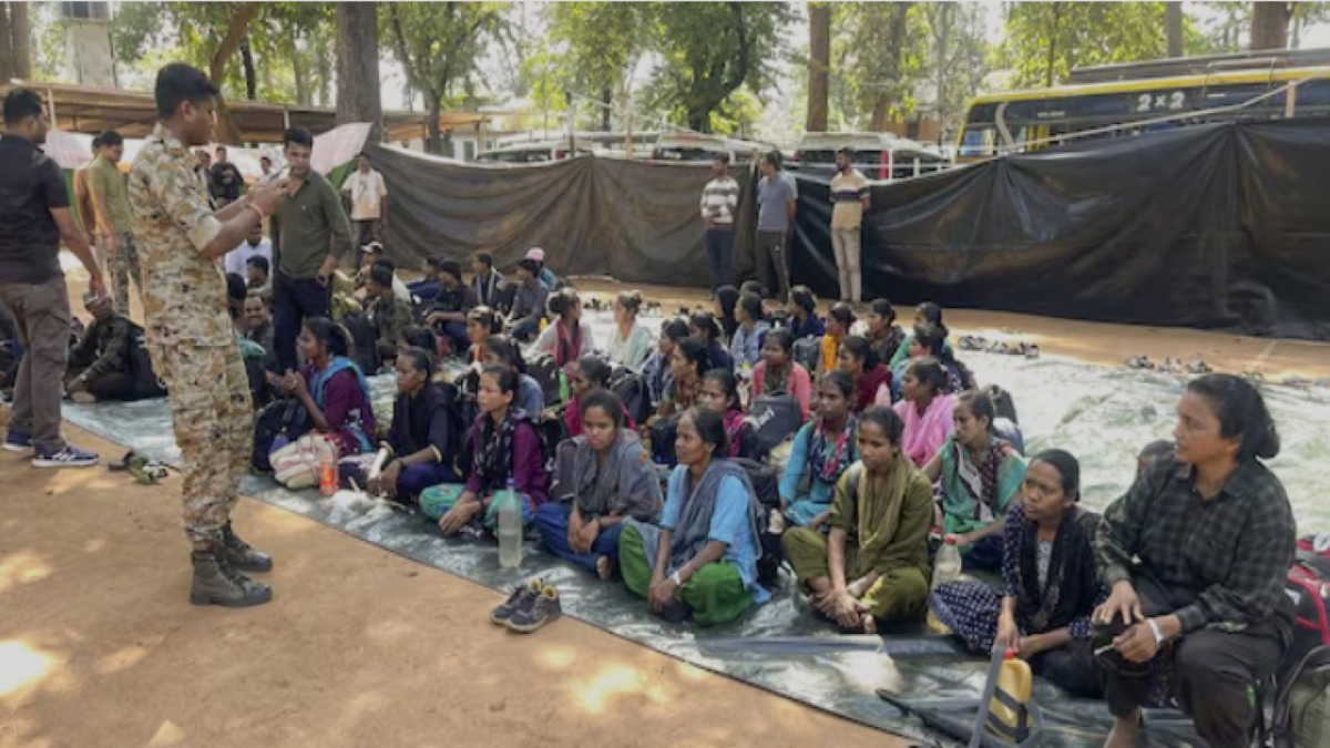 हिंसा छोड़कर मुख्यधारा की ओर: छत्तीसगढ़ में नक्सलियों का बड़ा आत्मसमर्पण