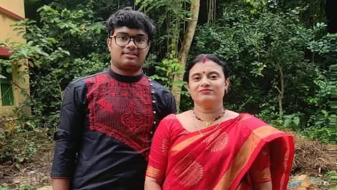 21 साल के जवान बेटे का शव देखकर मां ने किया कुछ ऐसा कि स्तब्ध रह गया परिवार!