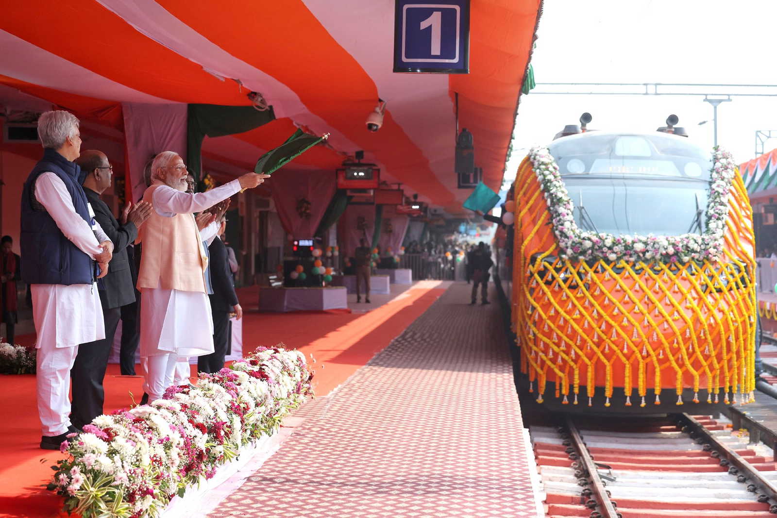 मोदी के 830 करोड़ के प्रोजेक्ट्स और अमृत भारत ट्रेनें: पश्चिम बंगाल में विकास की नई दिशा