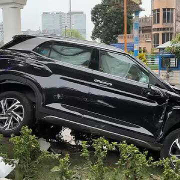 सॉल्ट लेक सेक्टर V में तेज रफ्तार कार डिवाइडर पर चढ़ी, चार घायल-नशे में ड्राइविंग की आशंका