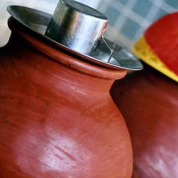 क्या आपने गर्मियों में पानी ठंडा रखने के लिए घर में मिट्टी का घड़ा लाया है ? सही जगह पर रखने से बढ़ सकती है कमाई।