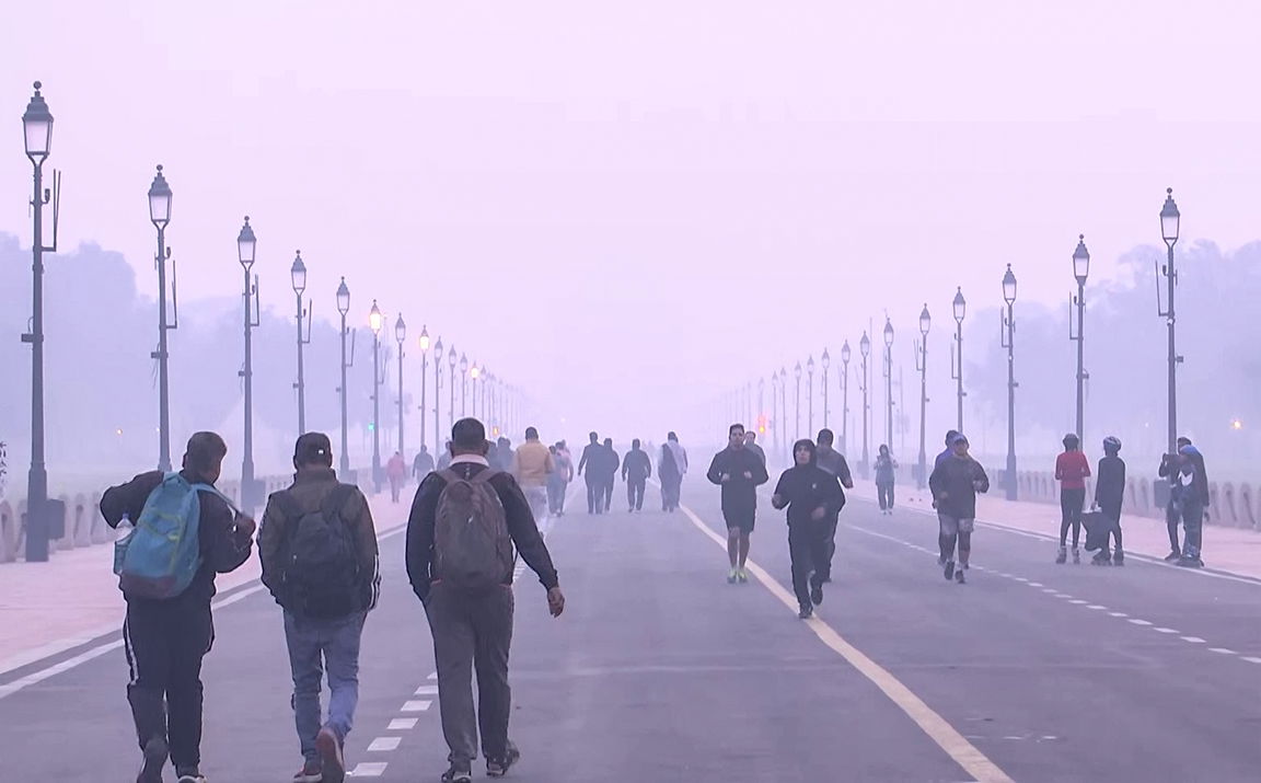 दिल्ली-एनसीआर में स्मॉग की मोटी परत के बीच हुई सुबह - ठिठुरन बढ़ी, खतरनाक स्तर पर पहुंचा वायु प्रदूषण