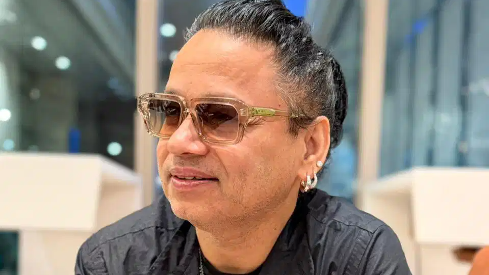 कैलाश खेर के कॉन्सर्ट में बेकाबू हुई भीड़ - रोकनी पड़ी परफॉर्मेंस, कहा - जानवरों जैसा...