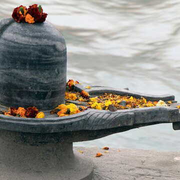 महाशिवरात्री के मौके पर कौन सी राशि के जातक क्या करें दान? जानें यहां