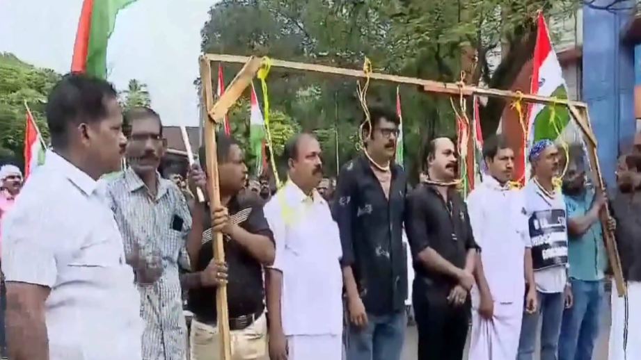 केरल में SIR से जुड़े काम के दबाव में बीएलओ ने की आत्महत्या, सहकर्मियों ने किया विरोध प्रदर्शन