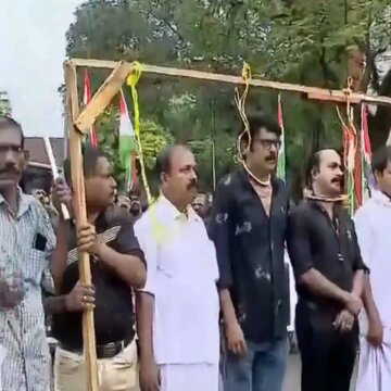 केरल में SIR से जुड़े काम के दबाव में बीएलओ ने की आत्महत्या, सहकर्मियों ने किया विरोध प्रदर्शन