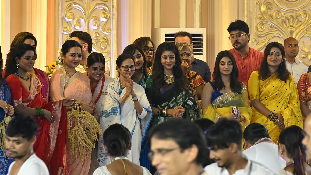 रेड रोड पर उमड़ा जनसैलाब, दुर्गा कार्निवल में रंगारंग कार्यक्रम