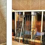 दमदम सुधार गृह का पूजा मंडप तैयार कर रहे जेल के कैदी