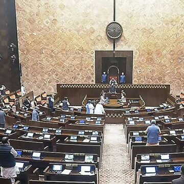 सत्र के दूसरे चरण के पहले ही दिन स्पीकर हटाने पर बहस