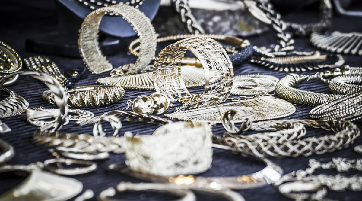 चांदी के बाजार में गिरा पारा, इस वर्ष कीमत 50% तक घटने की संभावना- विशेषज्ञों का दावा