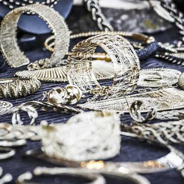 चांदी के बाजार में गिरा पारा, इस वर्ष कीमत 50% तक घटने की संभावना- विशेषज्ञों का दावा