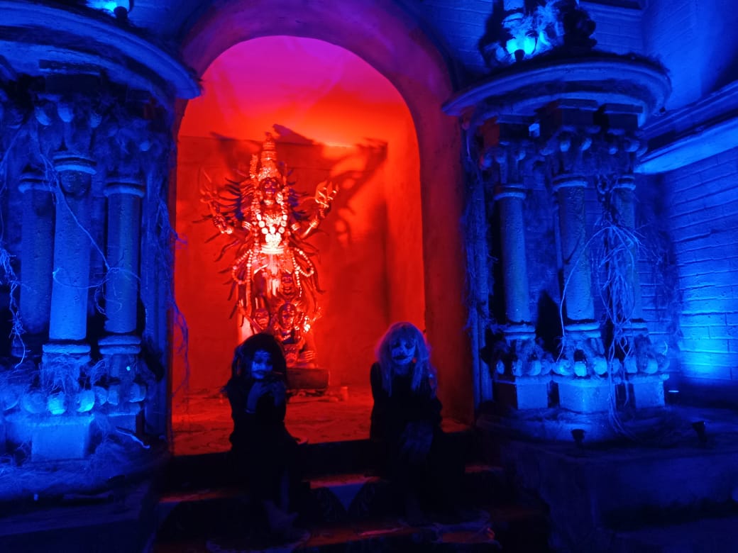 हॉरर पंडाल के उद्घाटन पर बोली सायंतिका, 'समाज के असुरों से लड़ने की शक्ति दे मां काली'