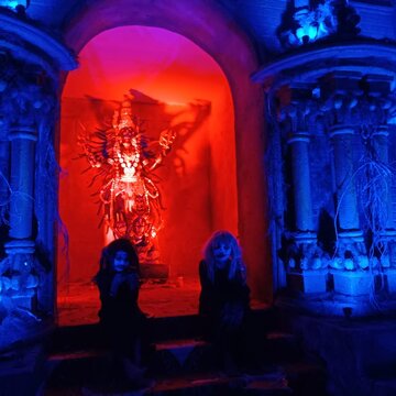 हॉरर पंडाल के उद्घाटन पर बोली सायंतिका, 'समाज के असुरों से लड़ने की शक्ति दे मां काली'