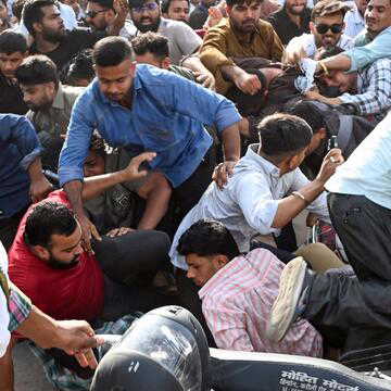 प्रदर्शन के दौरान कॉकरोच जनता पार्टी के संस्थापक अभिजीत दिपके के साथ मारपीट