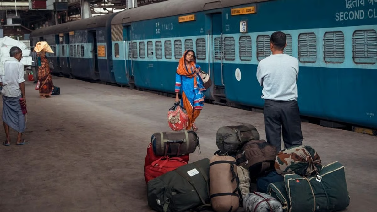 ट्रेन में सामान ले जाने पर लगी लगाम, त्योहारों के मौसम में भारतीय रेलवे के नियम से यात्री नाराज