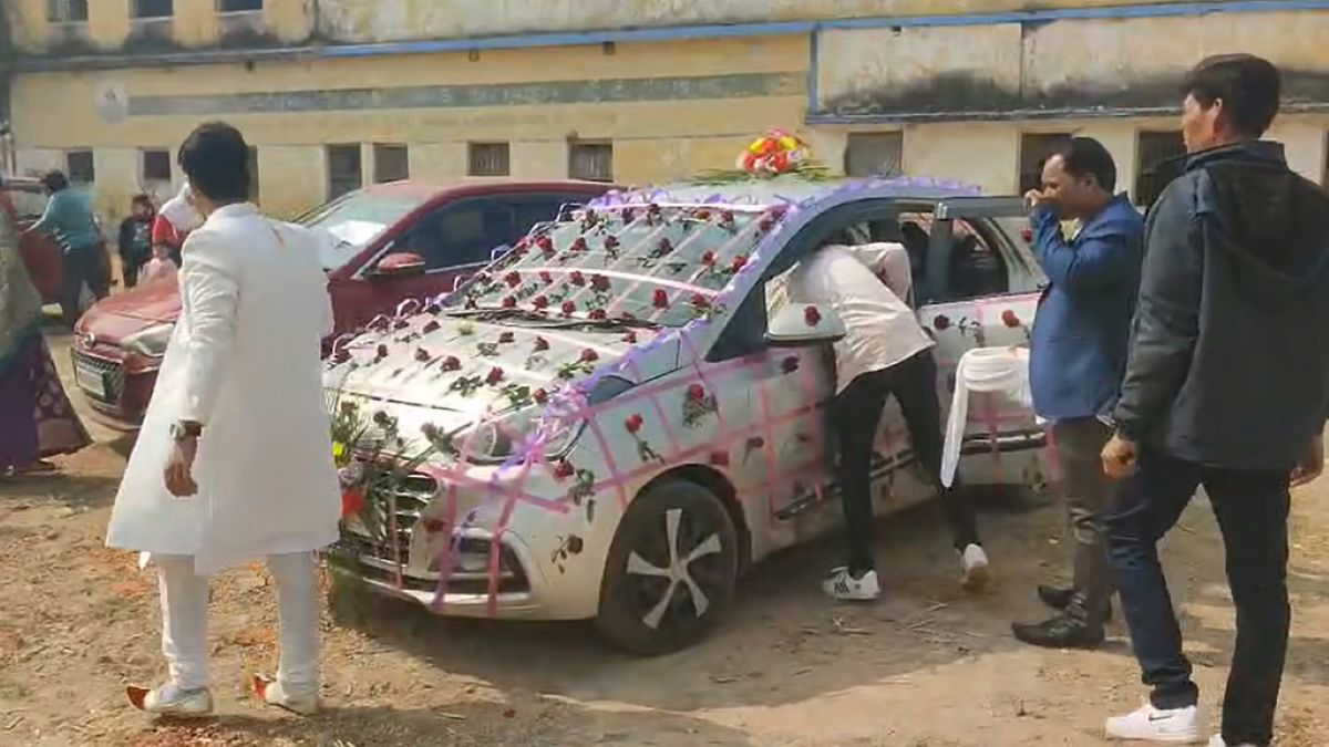 पहले SIR सुनवाई में हाज़िरी, बाद में शादी ! दूल्हे से मिलने ब्लॉक ऑफिस पहुंचे दुल्हन के परिवार के लोग