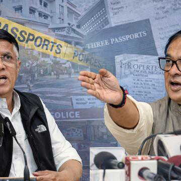 असम पासपोर्ट विवाद में बड़ा एक्शन: हिमंत बिस्वा सरमा की पत्नी की FIR के बाद दिल्ली में पवन खेड़ा के घर छापेमारी