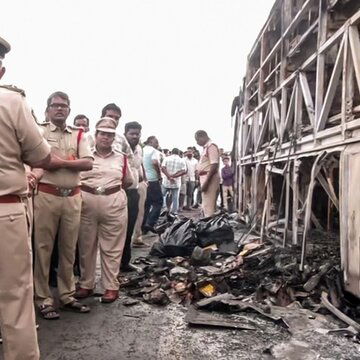 कुरनूल बस हादसा: पुलिस ने मृत बाइक सवार की पहचान की, उसके साथ वाहन पर बैठे साथी से पूछताछ