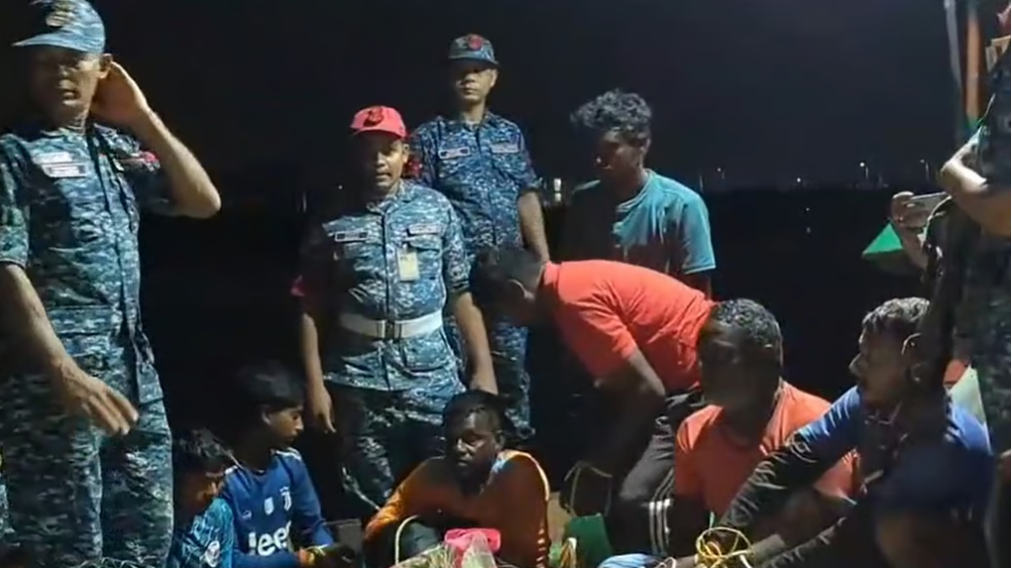 समुद्री लहरों के साथ बहते हुए कुलतली के 14 मछुआरों का ट्रॉलर पहुंचा बांग्लादेश, सभी लिये गए हिरासत में