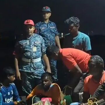 समुद्री लहरों के साथ बहते हुए कुलतली के 14 मछुआरों का ट्रॉलर पहुंचा बांग्लादेश, सभी लिये गए हिरासत में