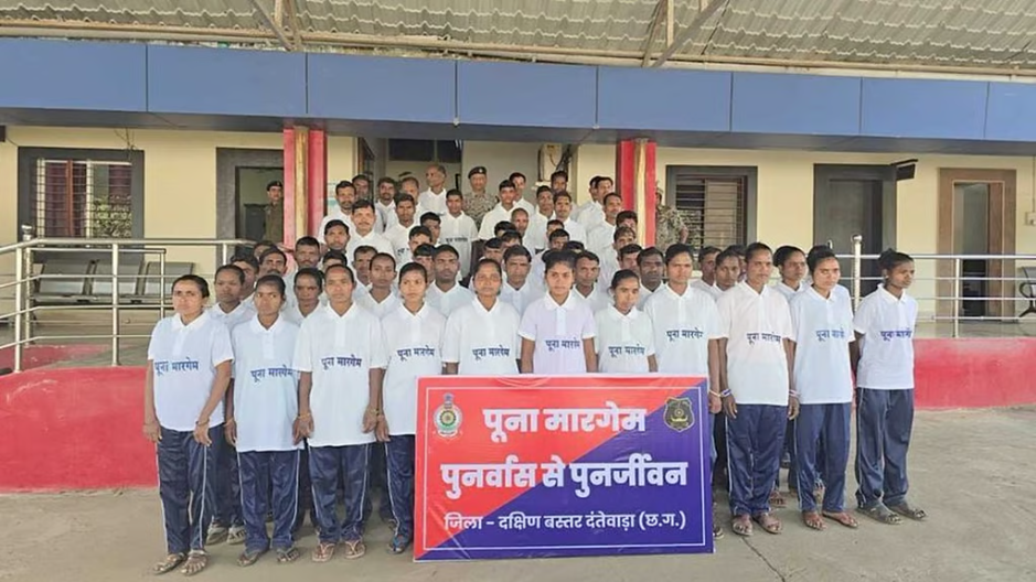 दंतेवाड़ा में माओवादियों का बड़ा आत्मसमर्पण, 63 नक्सली हथियार डालकर मुख्यधारा में लौटे