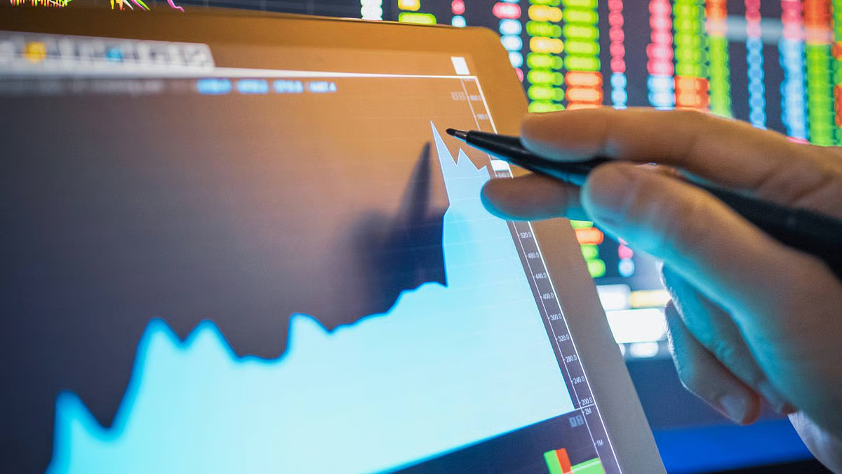 दलाल स्ट्रीट में आज सेंसेक्स-निफ्टी की कैसी रहेगी चाल? ट्रेडिंग के बारे में विशेषज्ञों की क्या सलाह है?