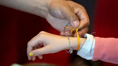 हाथ में पीले धागे क्यों पहनते हैं ? पीला धागा पहनने से क्या लाभ होता है ? कौन लोग यह धागा पहनें, जानें