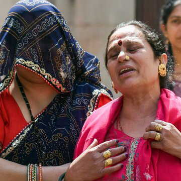 होली के दौरान रंगीन पानी से भरा गुब्बारा गलती से दूसरे समुदाय की एक महिला पर गिर गया तो युवक को मार डाला