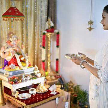 पूजा खड़े होकर करेंगे, या बैठकर, वास्तुशास्त्र के नियम क्या कहते हैं ?