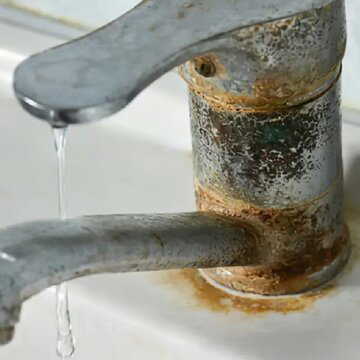 बाथरूम के नल और शावर में पीले धब्बे? इन आसान उपायों से कर हैं समाधान