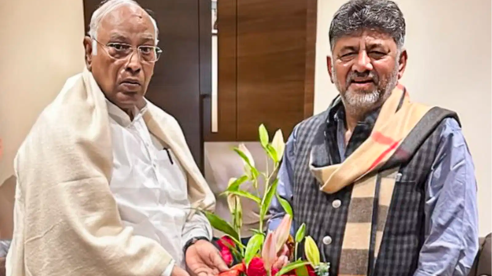 खड़गे से शिवकुमार की मुलाकात ने बढ़ाई सियासी हलचल, सीएम बदलाव की अटकलें तेज