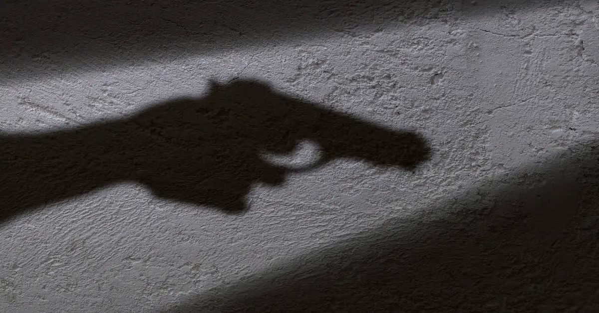 शादी का रजिस्ट्रेशन कराने पहुंचे वर-वधु के पास मिला आग्नेयास्त्र