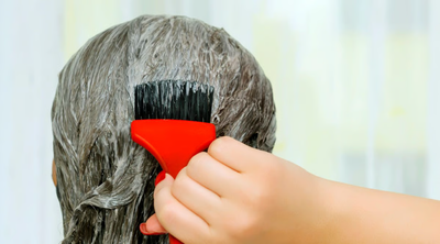 सिर में भरपूर डैंड्रफ? बाल समय से पहले सफेद हो रहे हैं? ये 5 हेयर मास्क करेंगे कमाल