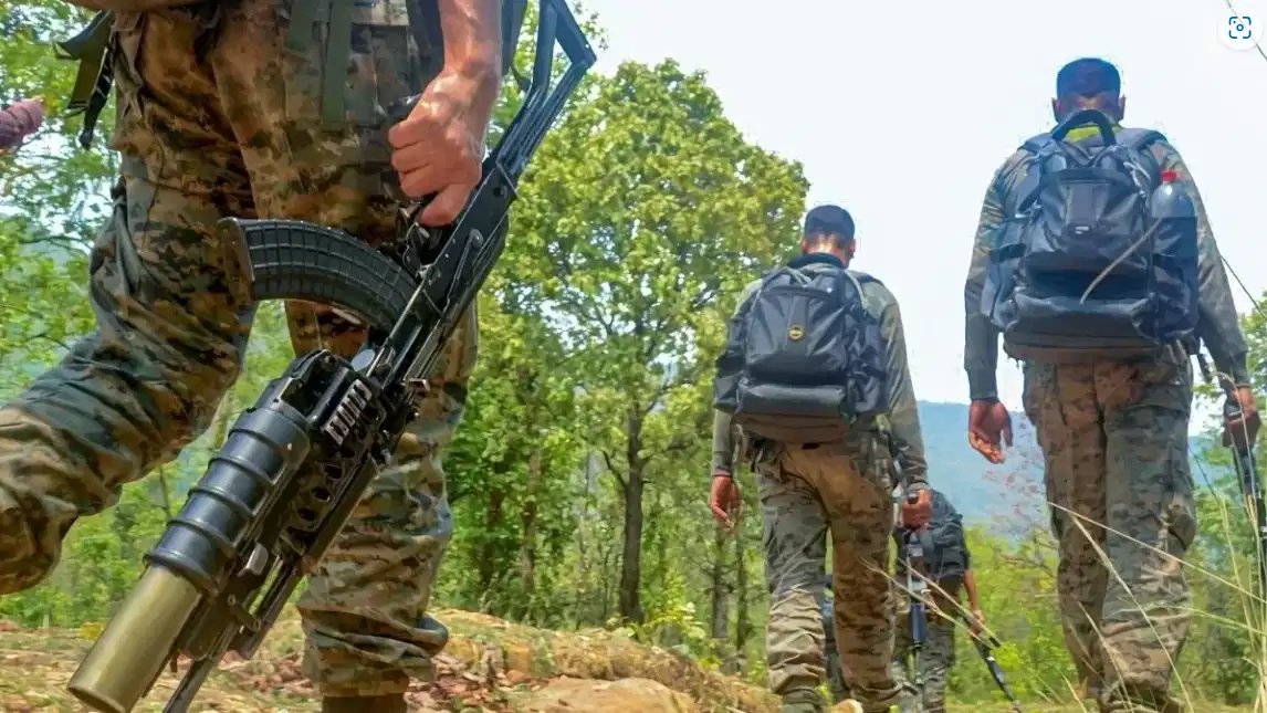 बीजापुर में 1.41 करोड़ के इनामी 49 नक्सलियों समेत 52 ने डाले हथियार