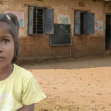 कर्नाटक के स्कूल में मिड डे मील की लाइन में खड़ी बच्ची की उंगलियां कटीं