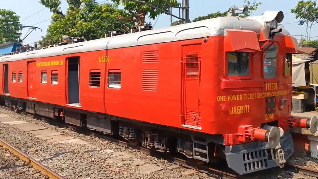 बिना टिकट वाले यात्रीगण कृपया ध्यान दें, फिर मैदान में उतर आई 'लाल गाड़ी'
