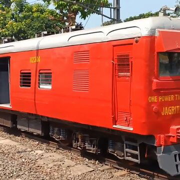 बिना टिकट वाले यात्रीगण कृपया ध्यान दें, फिर मैदान में उतर आई 'लाल गाड़ी'